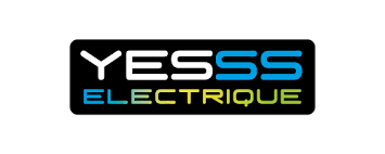 Un logo rectangulaire avec « YESSS » en blanc et bleu, et « ELECTRIQUE » en bleu et jaune, sur fond noir.
