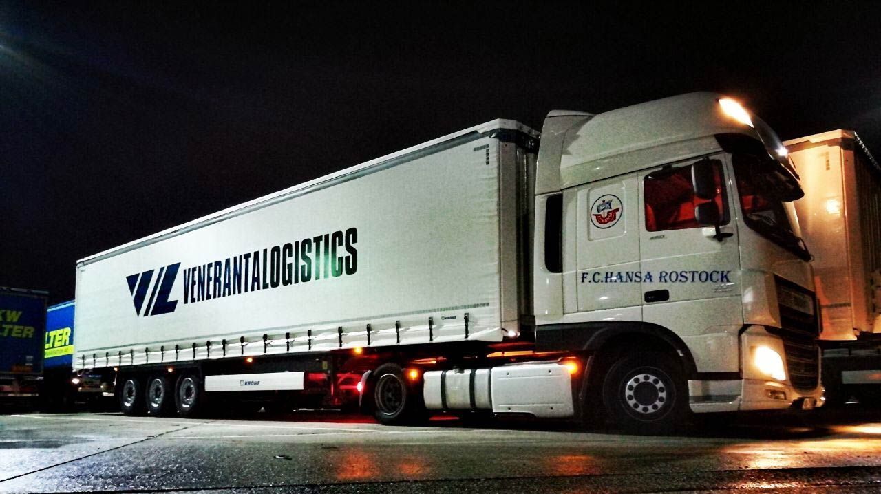 Rekka yöllä kuljetuksessa