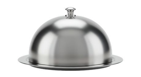 Cloche à nourriture en argent sur une assiette, fermée. Métal brillant, utilisée pour servir les aliments.