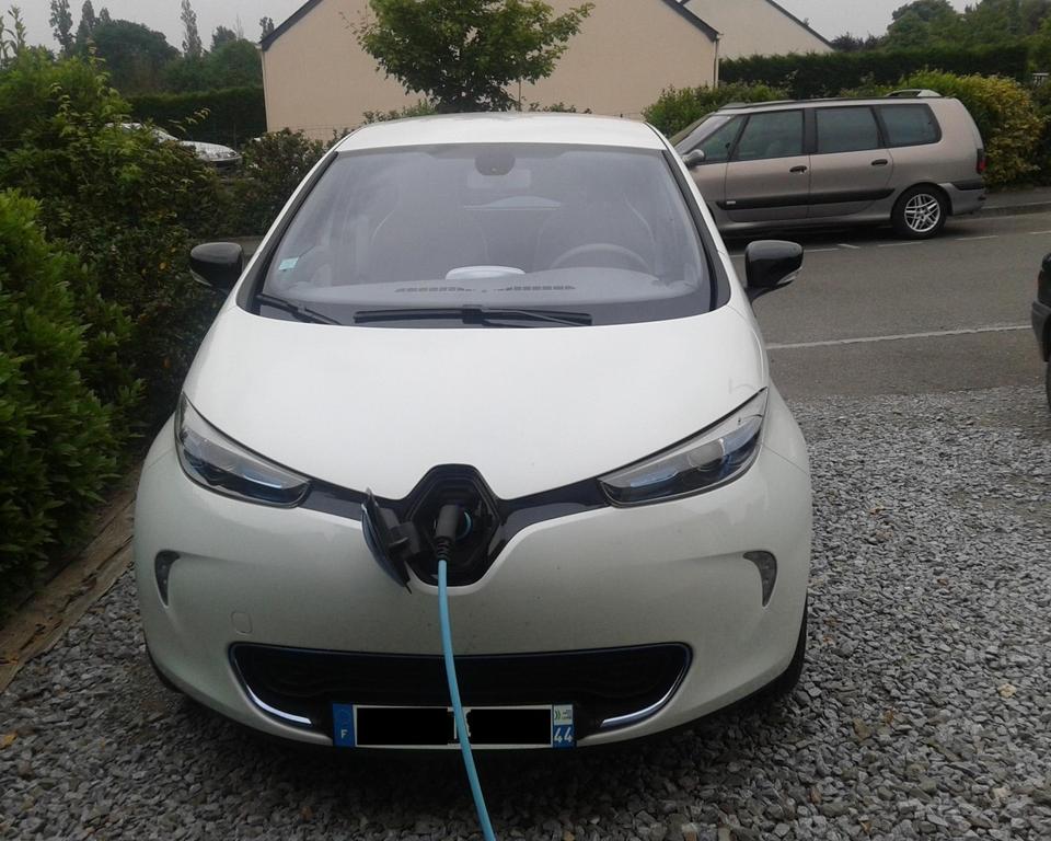 Voiture électrique en charge
