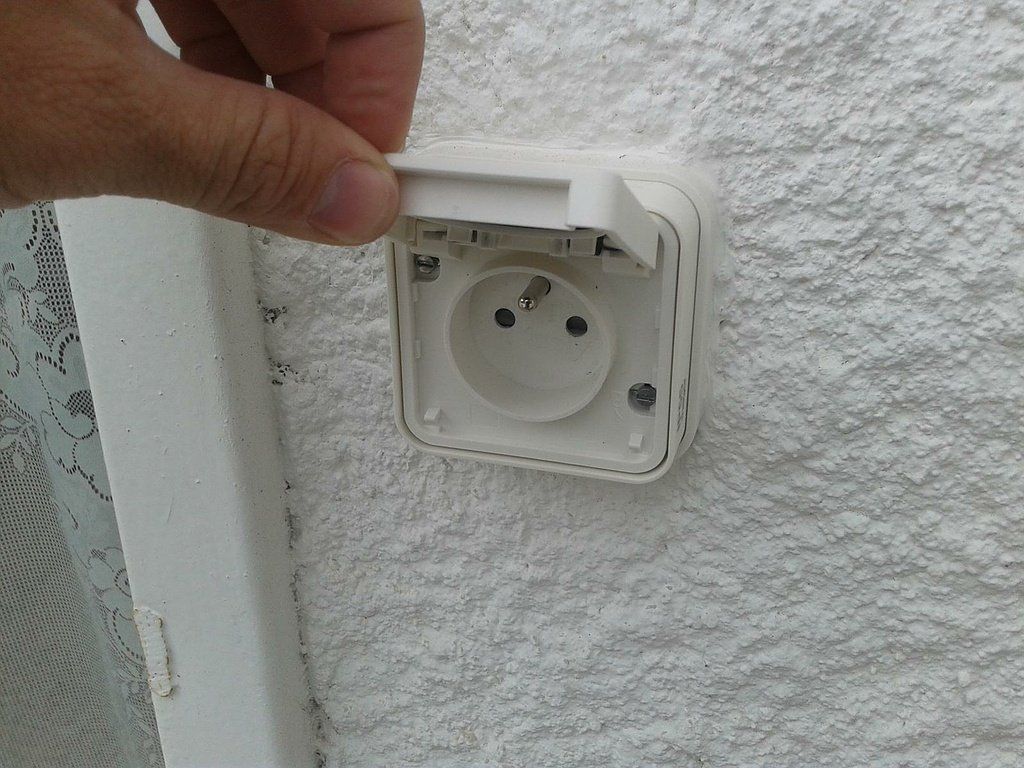 Prise électrique avec cache