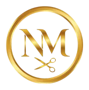 Logotipo dorado con letras "NM" y tijeras dentro de un c&iacute;rculo dorado sobre fondo rosa.