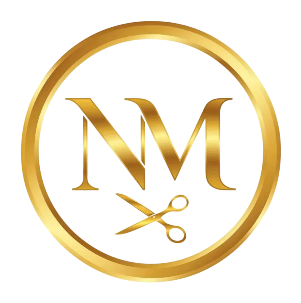 Logotipo dorado con letras "NM" y tijeras dentro de un c&iacute;rculo dorado sobre fondo rosa.