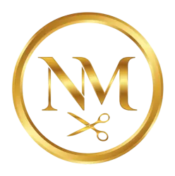 Logotipo dorado con letras "NM" y tijeras dentro de un c&iacute;rculo dorado sobre fondo rosa.