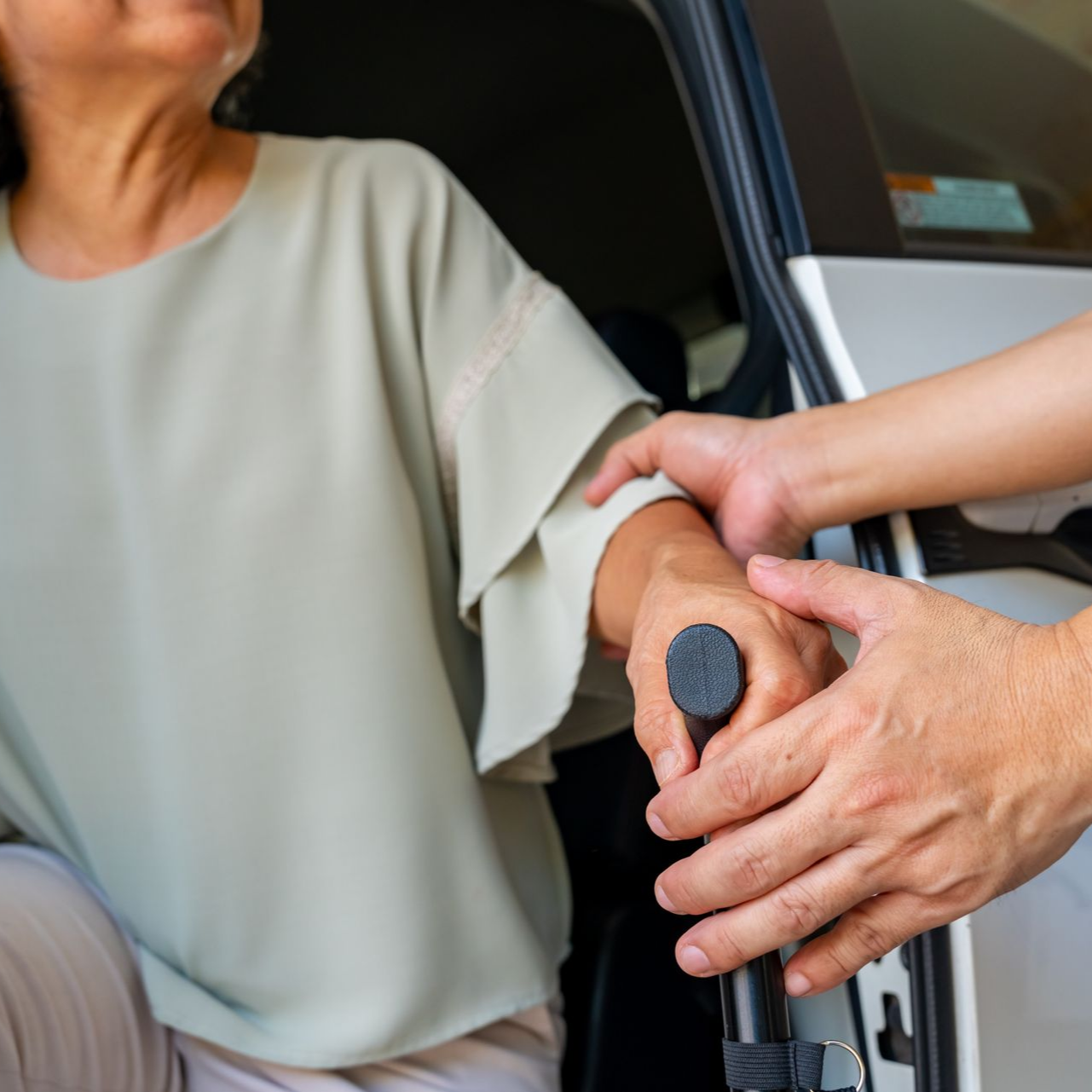 Personne âgée sortant d'une voiture