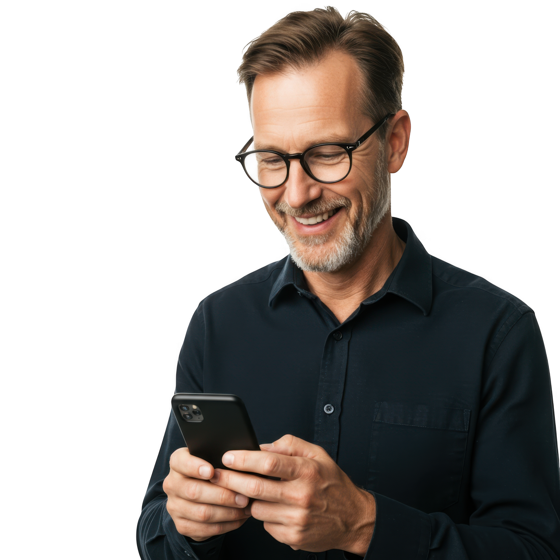 Homme souriant en polo noir regardant son téléphone