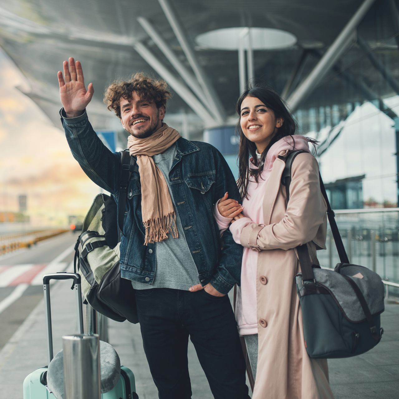 Couple avec des valises appelant un taxi à l'aéroport