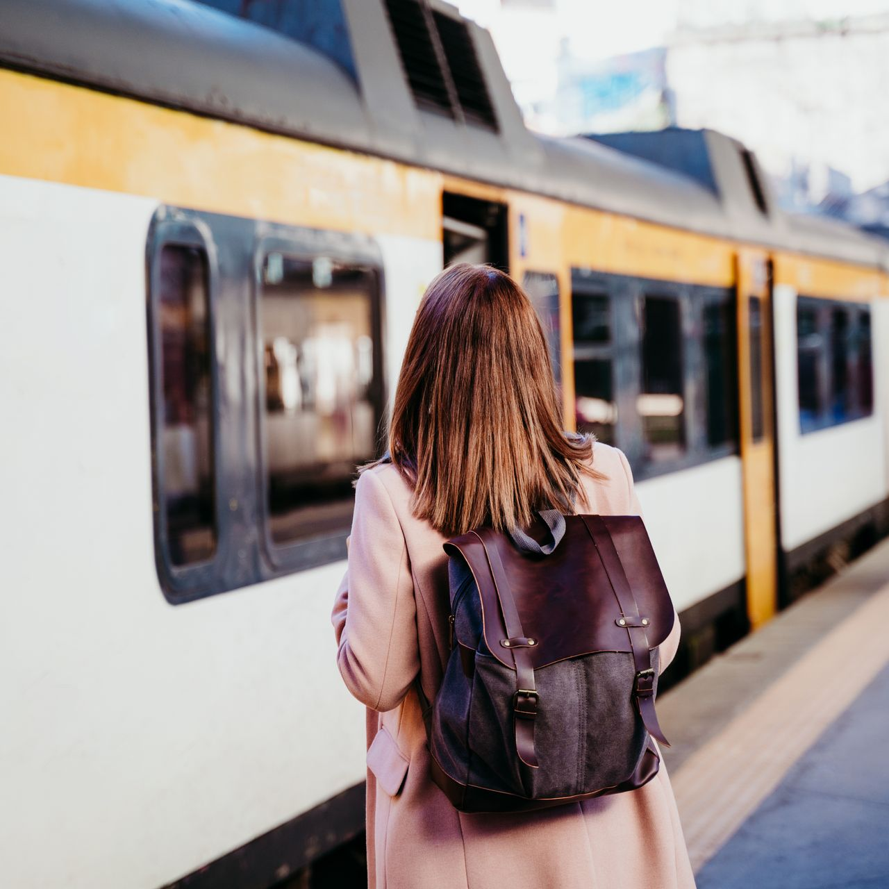 Une femme attend sur le quai de la gare