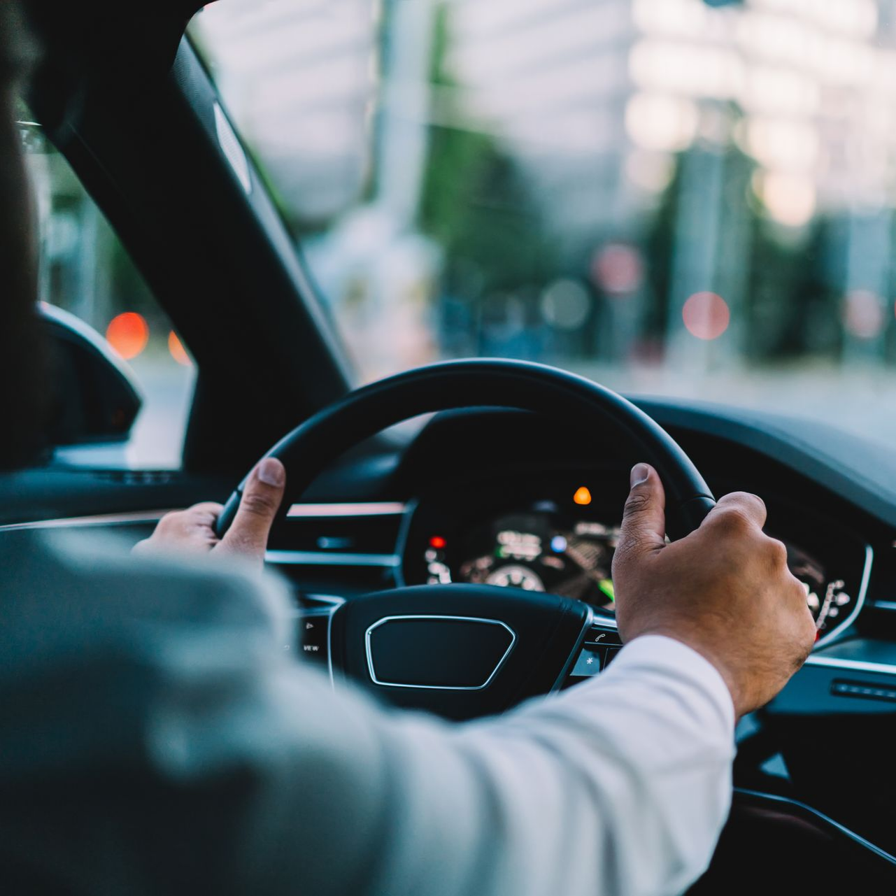 Chauffeur de taxi vue de dos avec les mains sur le volant