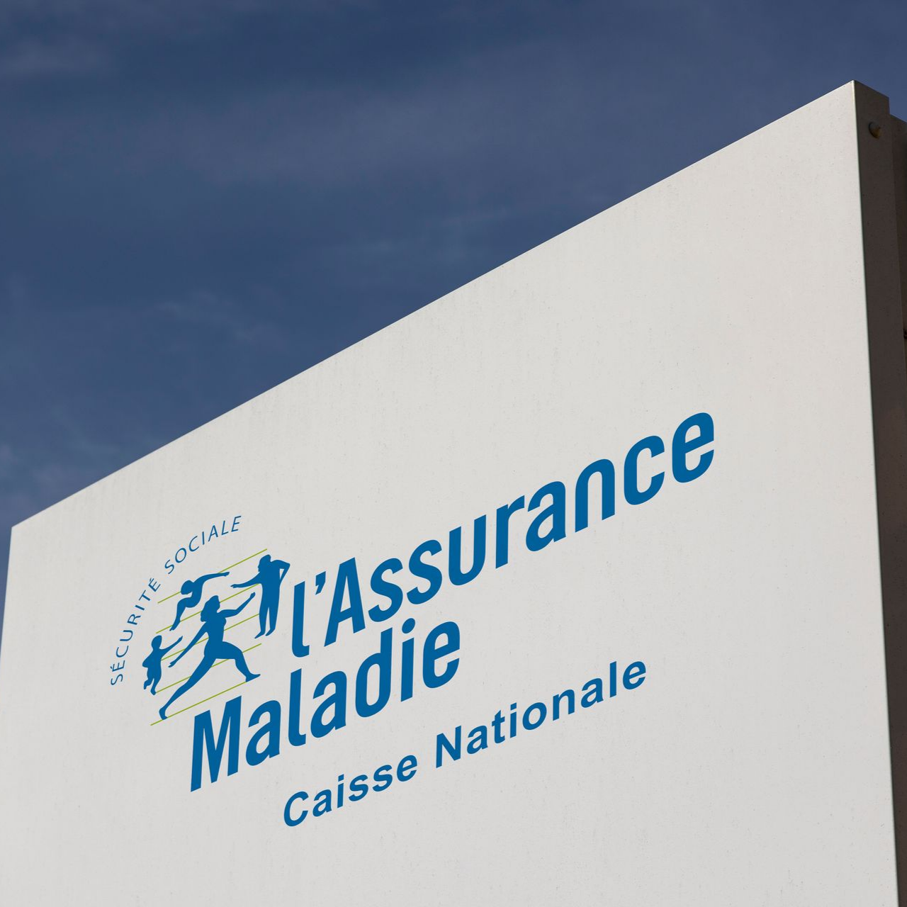 Panneau de l'Assurance maladie sur le ciel bleu