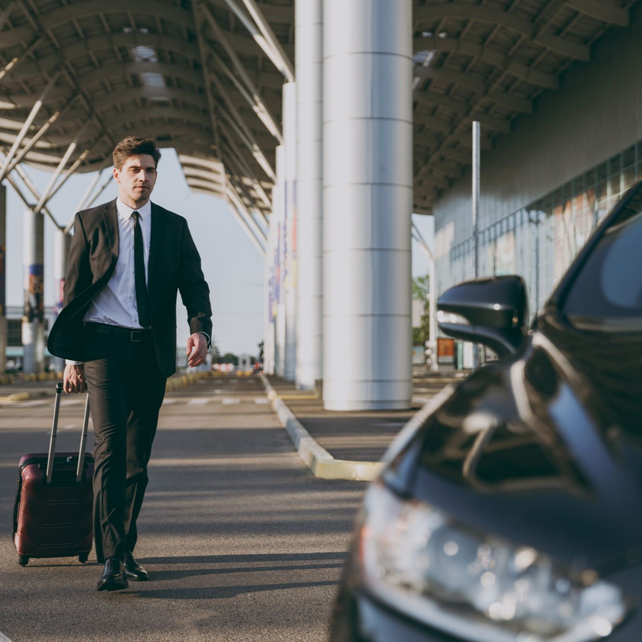 Homme d'affaires avec une valise se dirigeant vers un taxi