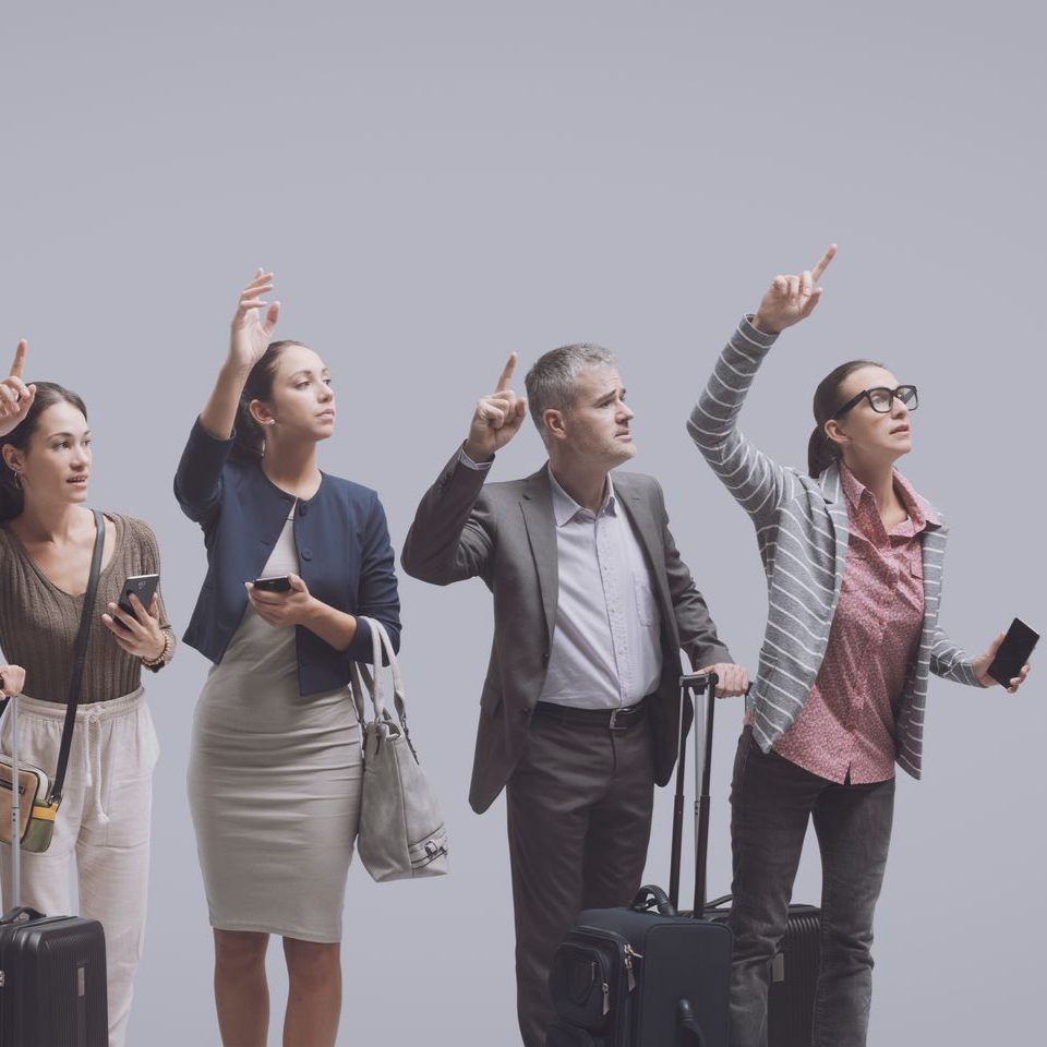 Groupe de personnes appelant un taxi