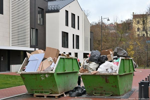 Ein Lkw kippt Sand für die Baustofflieferung auf einer Baustelle ab.
