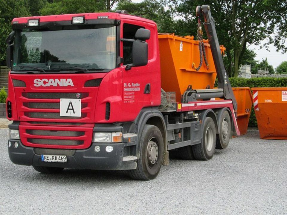 Entsorgungsfahrzeug mit Absetzcontainer