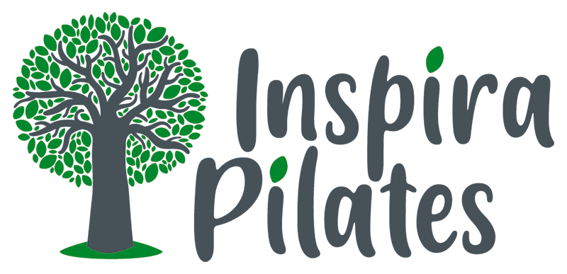 Logotipo para Inspira Pilates, que presenta un árbol con hojas verdes y texto gris oscuro.