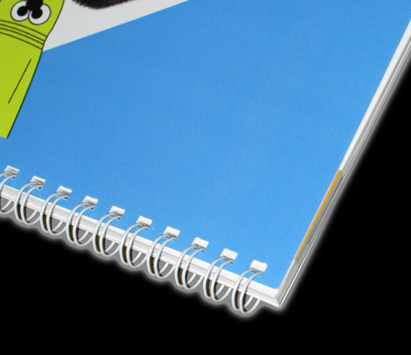 Gros plan sur une reliure en spirales métalliques