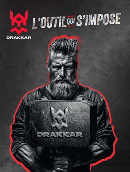 Affiche promotionnelle rouge et noire pour Brakkar, avec un homme barbu tenant une boîte à l’effigie de la marque