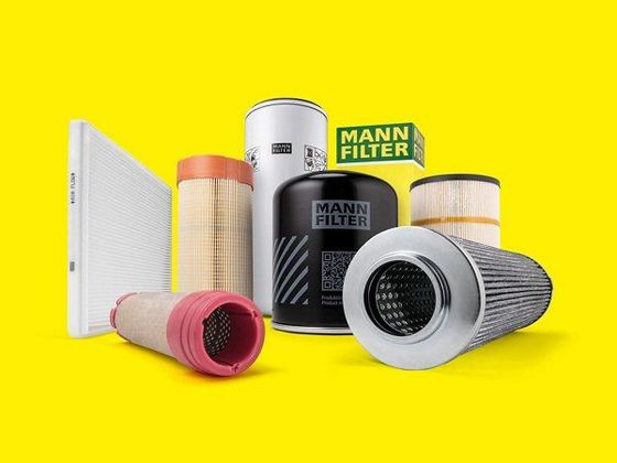 Différents filtres automobiles Mann-Filter disposés sur un fond jaune vif