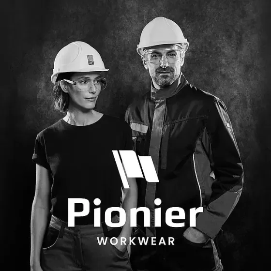 Deux ouvriers portant des casques blancs et des vêtements de travail noirs, avec le logo « Pionier Workwear » sur un fond sombre
