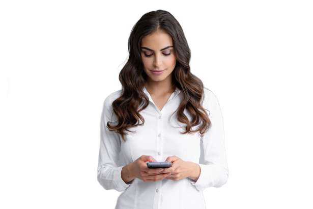Une femme regardant son téléphone