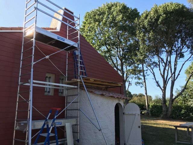 Échafaudage sur maison en cours de rénovation par Isotop 44 