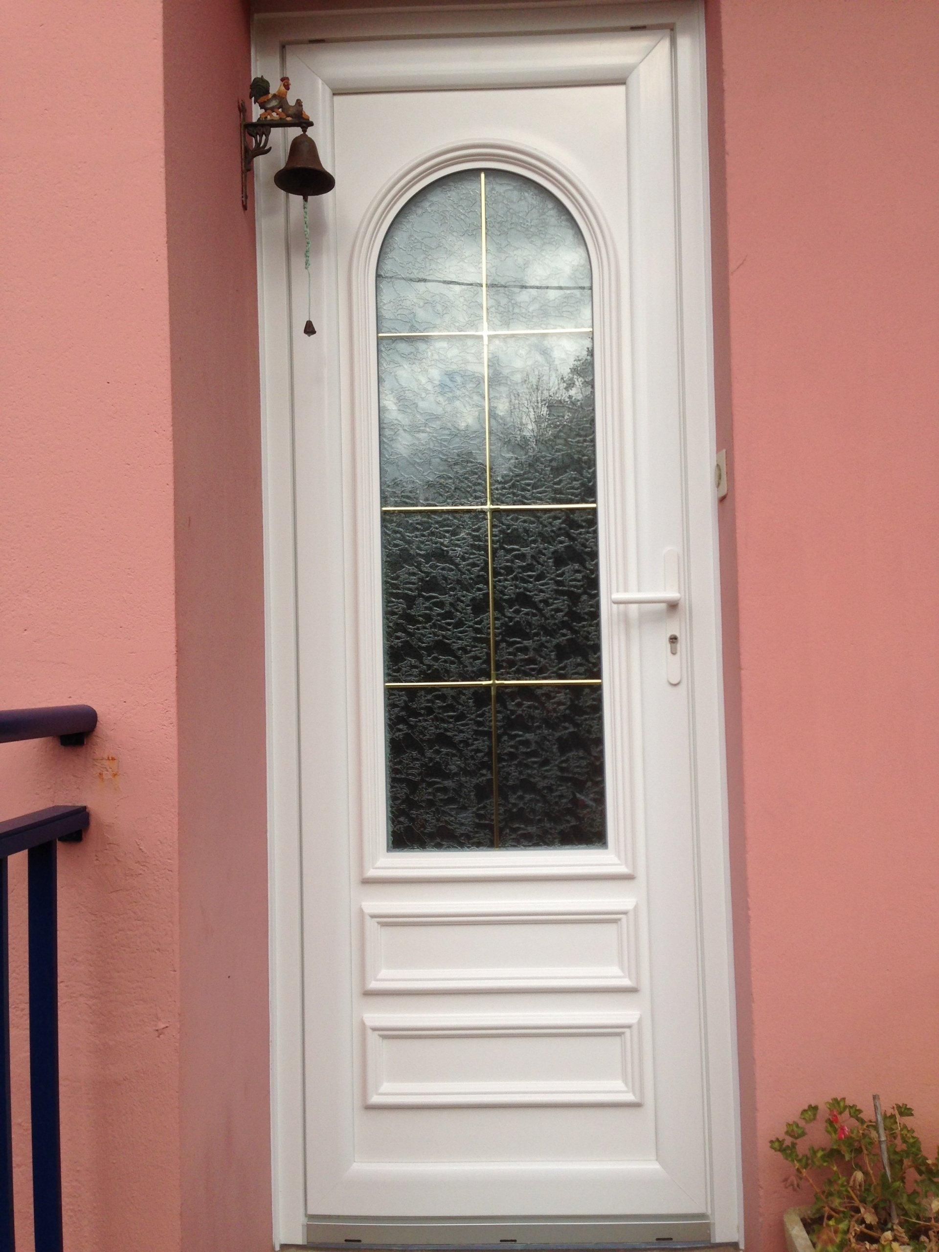 Porte d'entrée blanche avec fenêtre