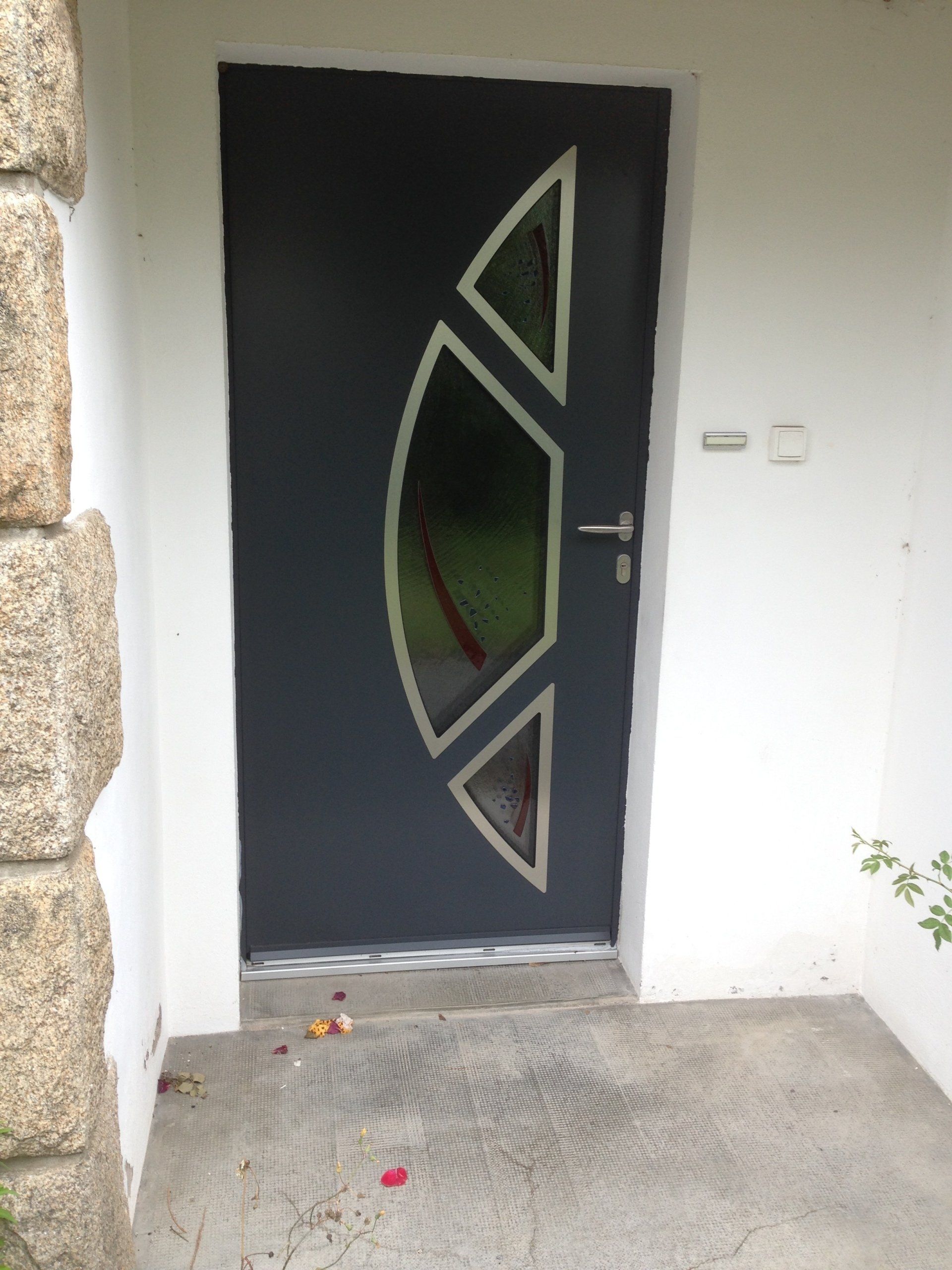 Porte noire avec fenêtres réalisée par Isotop 44