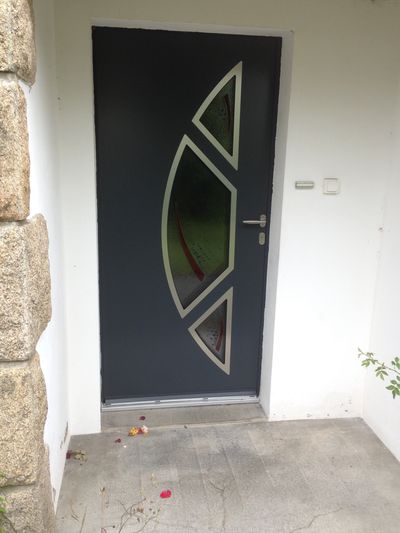 Porte d'entrée grise vitrée