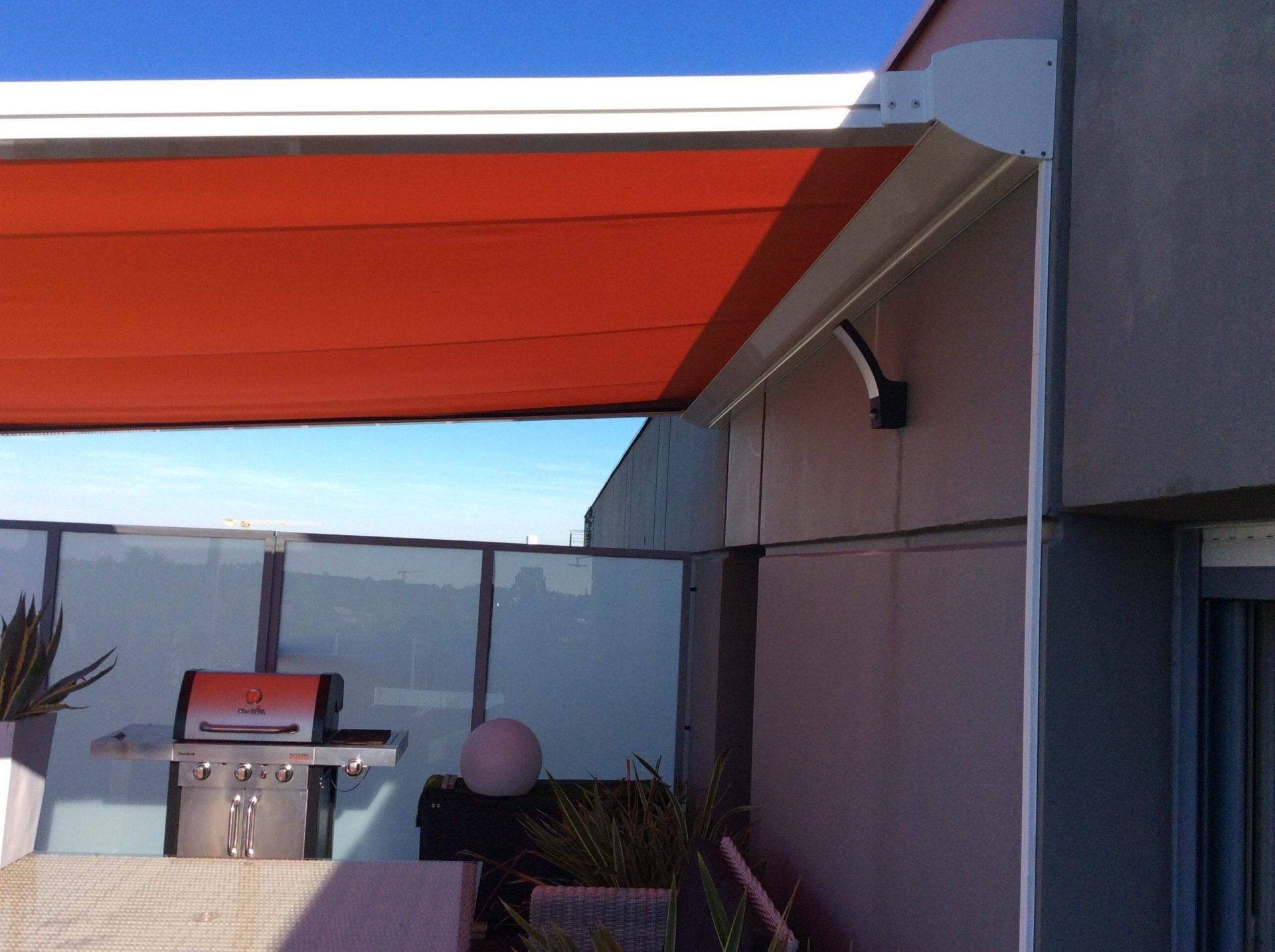 Store rouge installé sur une façade noire 