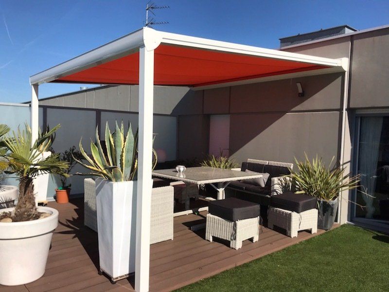 Pergola blanche avec store rouge avec bardage de sol 
