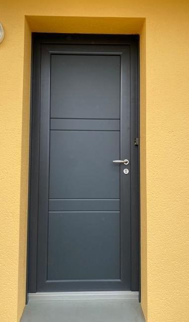 Porte de sécurité simple de couleur noire