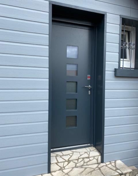 Porte sécurisée noire avec petits hublots