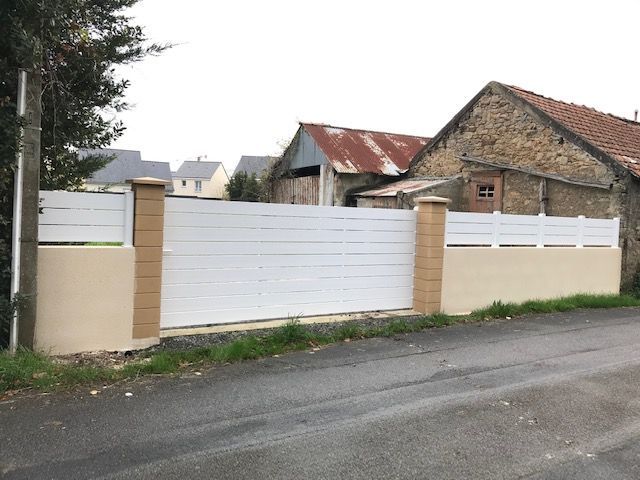 Portail blanc avec mur couleur crème en extérieur