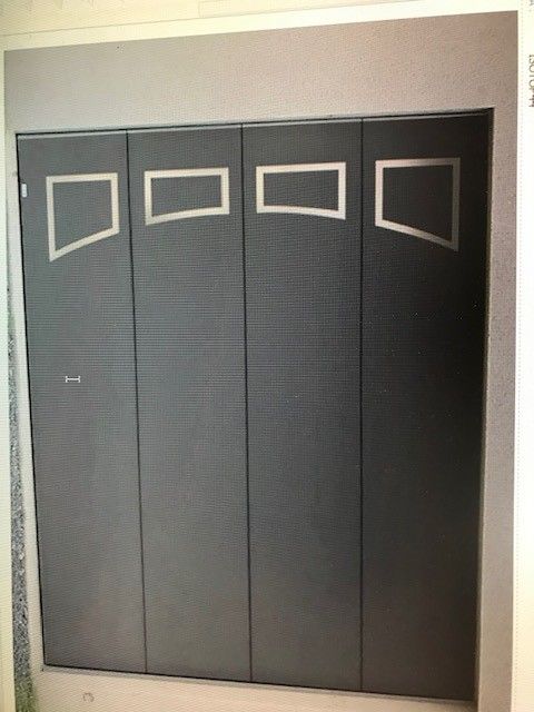 Porte de garage coulissante noire avec des petits hublots sur façade blanche 