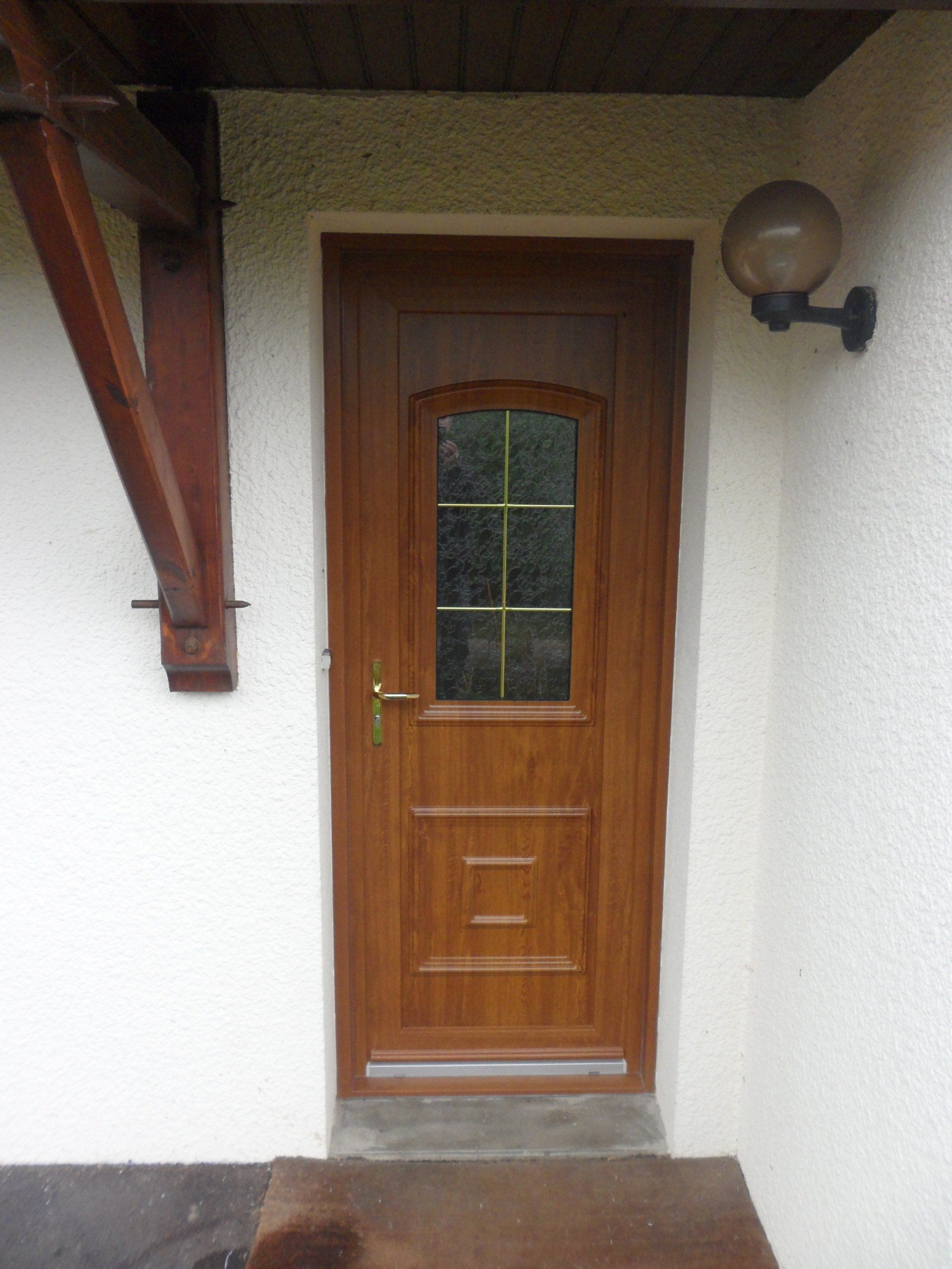 Porte en bois avec fenêtre réalisée 
