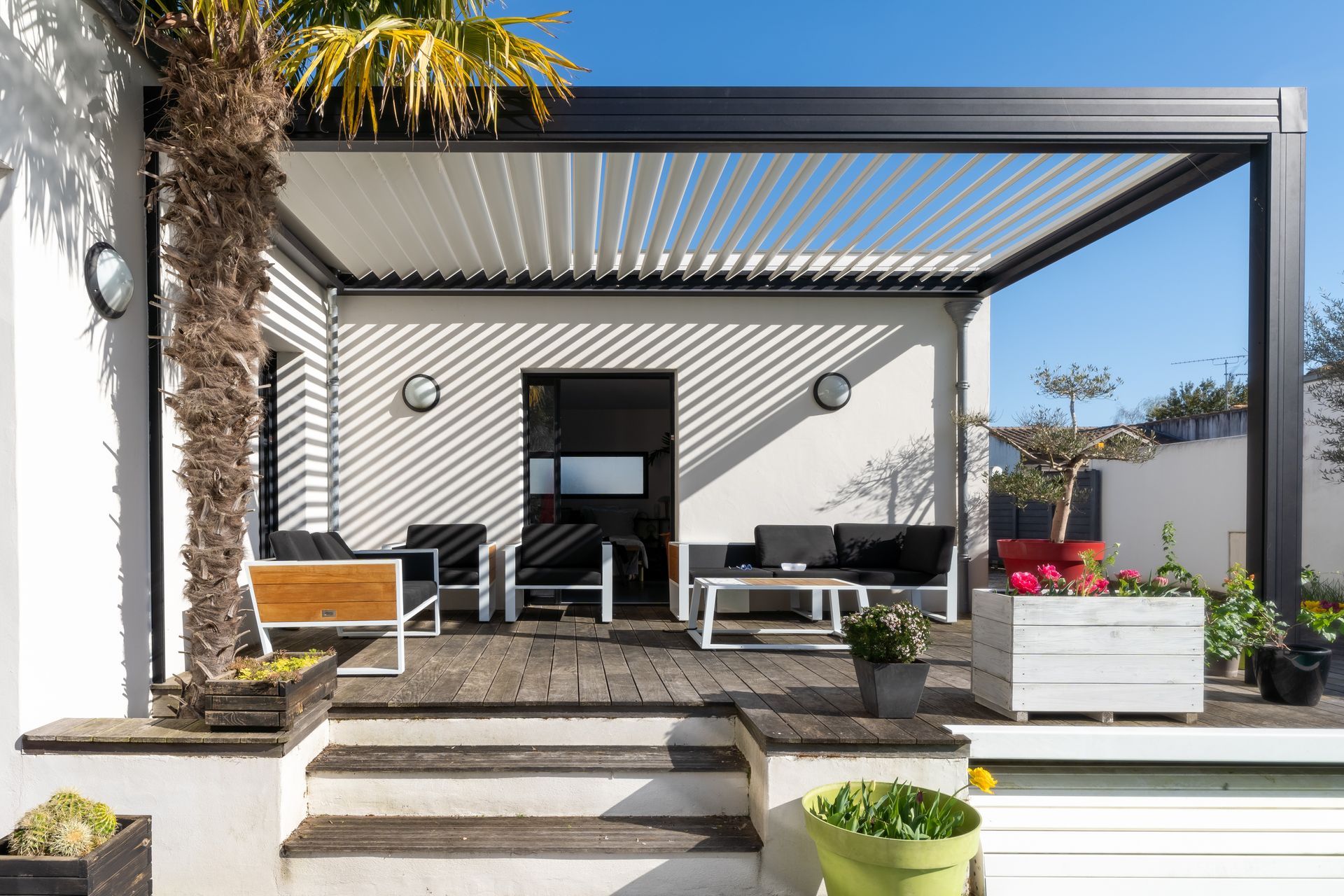 Une grande pergola adossée à une maison