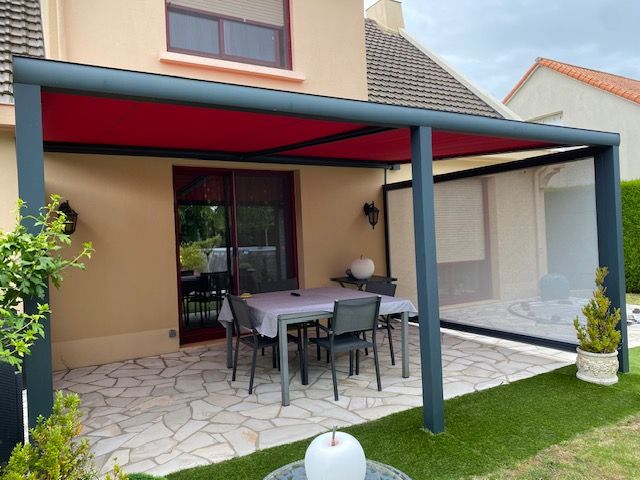 Pergola noire avec terrasse en pierres blanches