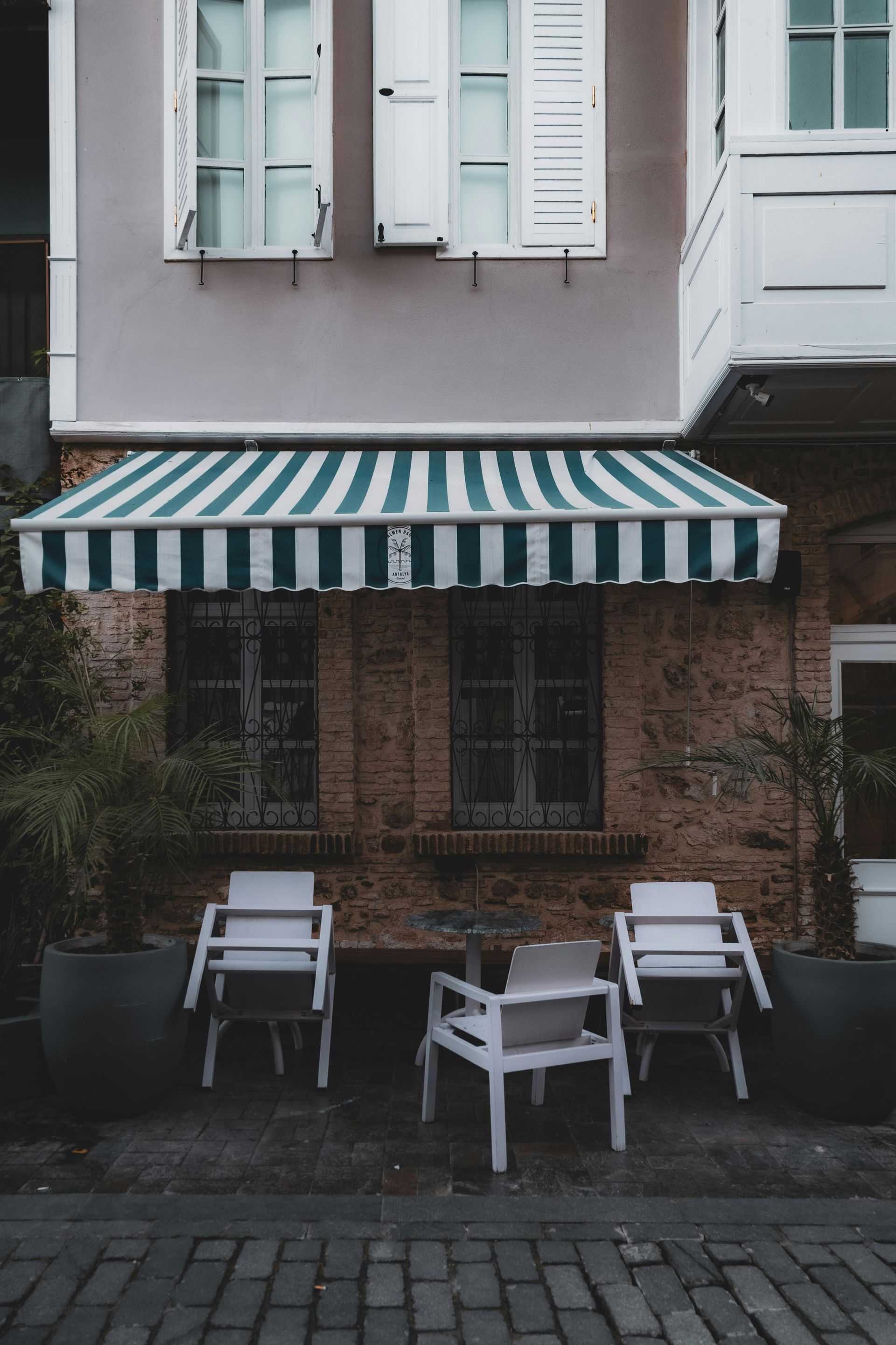 Une maison avec un store à rayures