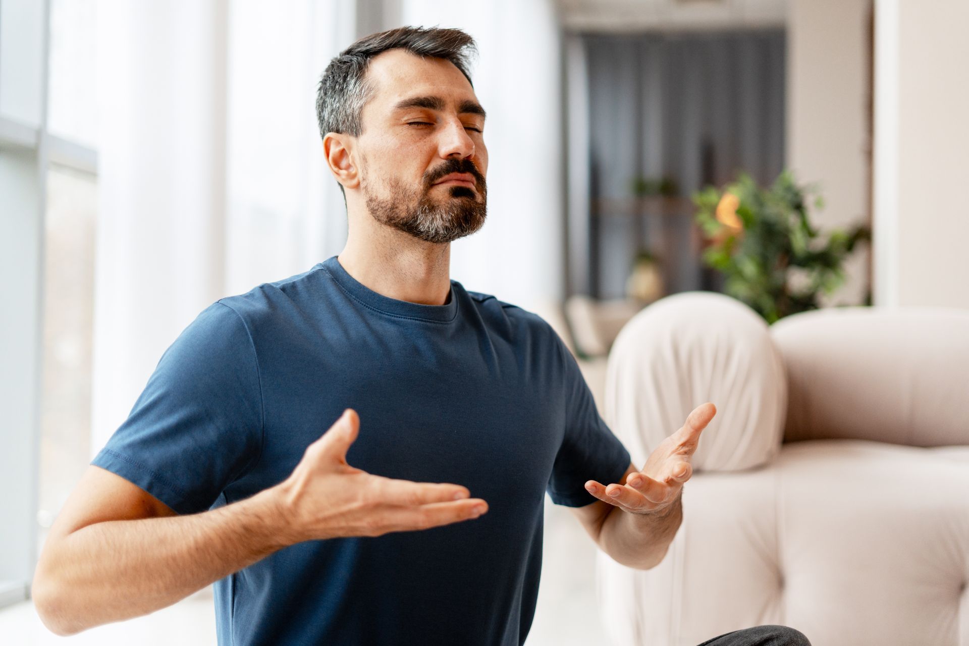 Un homme prenant sa respiration dans sa maison