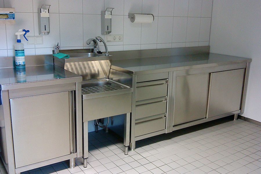 Blick auf Arbeitsfläche und Schränke aus Edelstahl