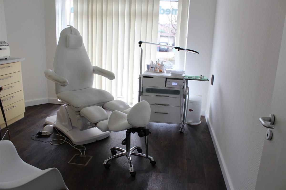 Ein weißer Stuhl steht in einem Raum mit einem Fenster