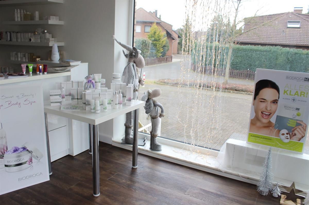 Ein Zimmer mit einem Schild mit der Aufschrift „klar“ darauf