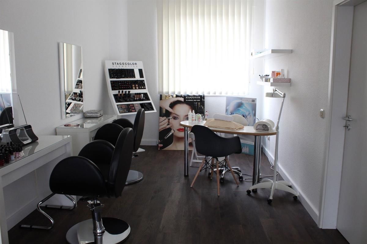 Ein Zimmer mit einem Gemälde einer Frau an der Wand