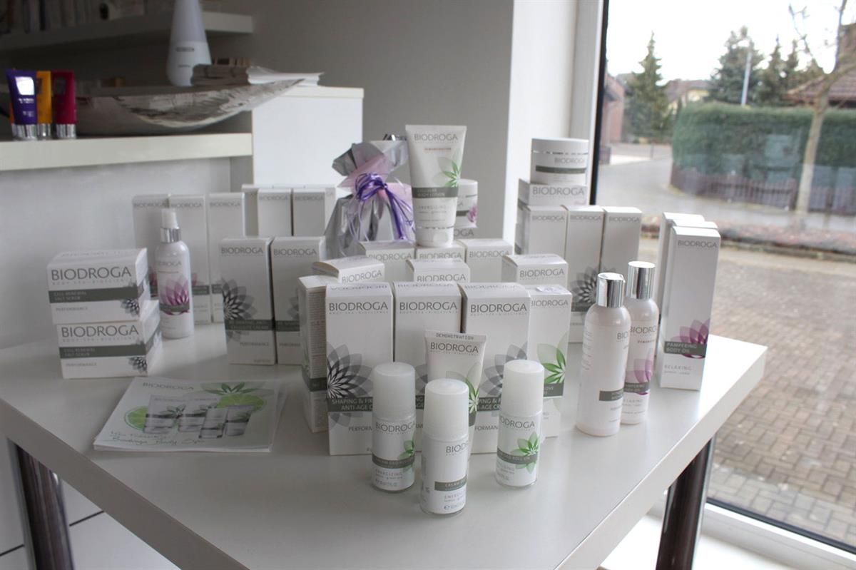 Ein Tisch mit vielen Flaschen und Kisten darauf