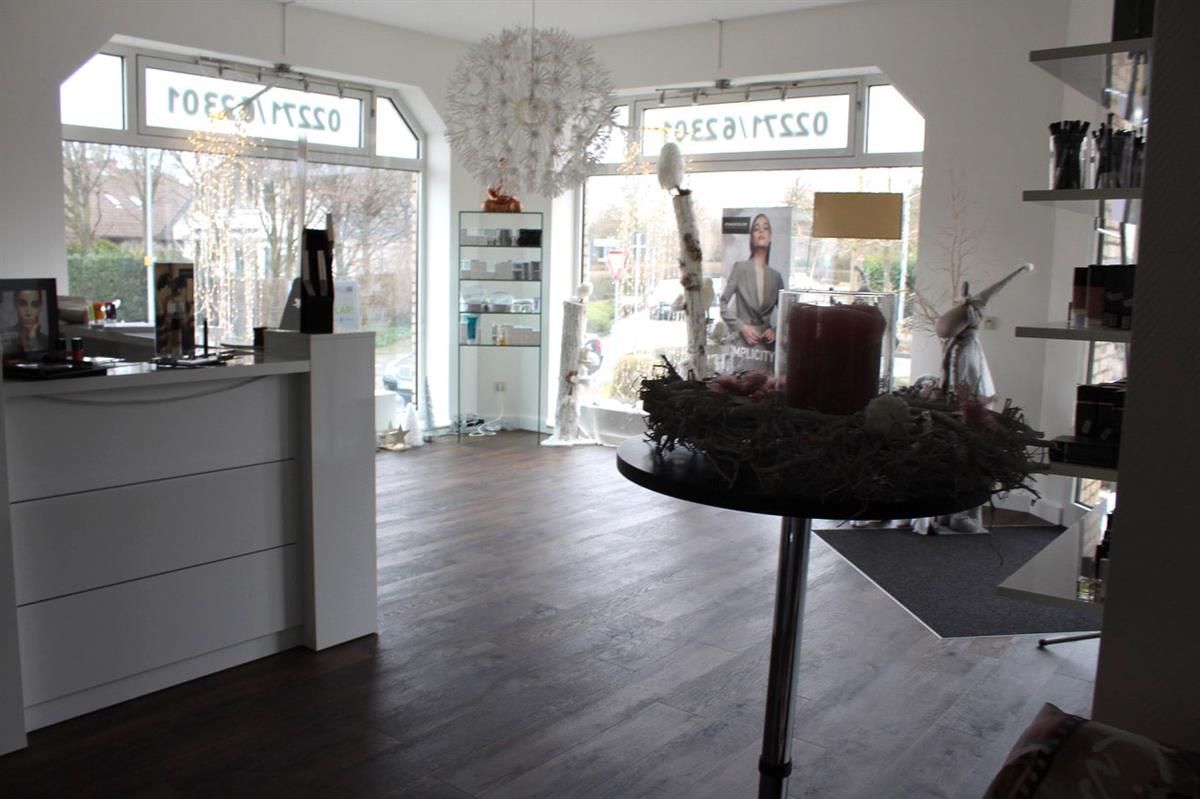 Ein Zimmer mit einem Schild mit der Aufschrift „Zehen“ darauf