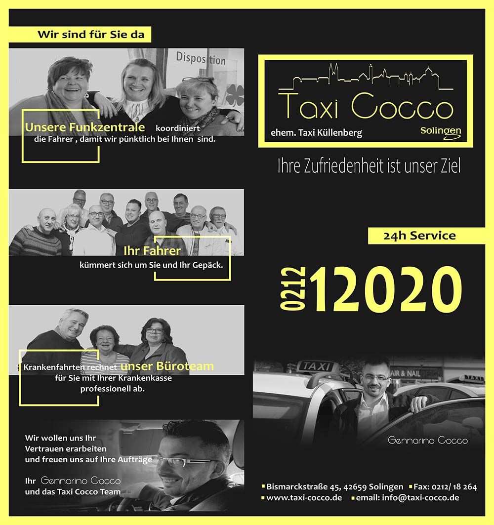 Auf einem Schwarzweißfoto steht eine Gruppe von Menschen nebeneinander.