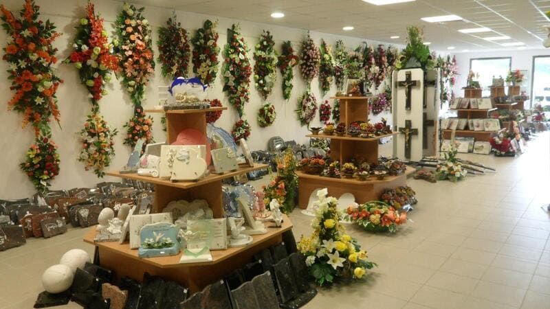 vue sur les plaques, les décorations céramiques et les fleurs artificielles