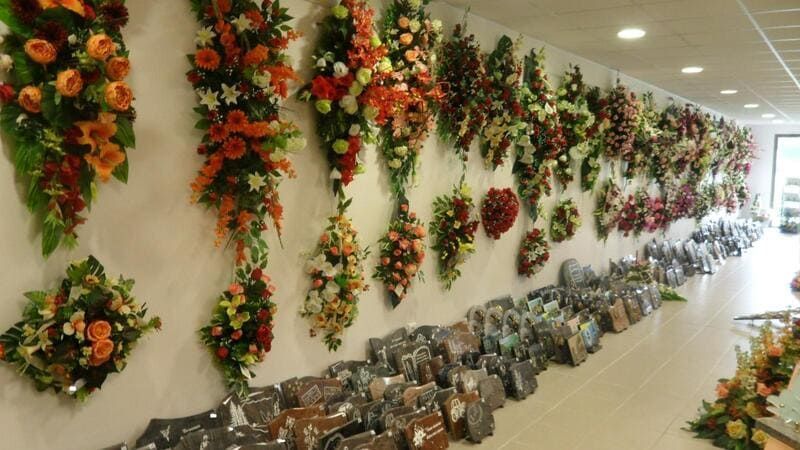 plaques funéraires et fleurs artificielles