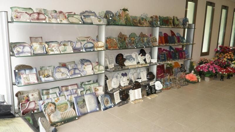 rayonnage de plaques funéraires