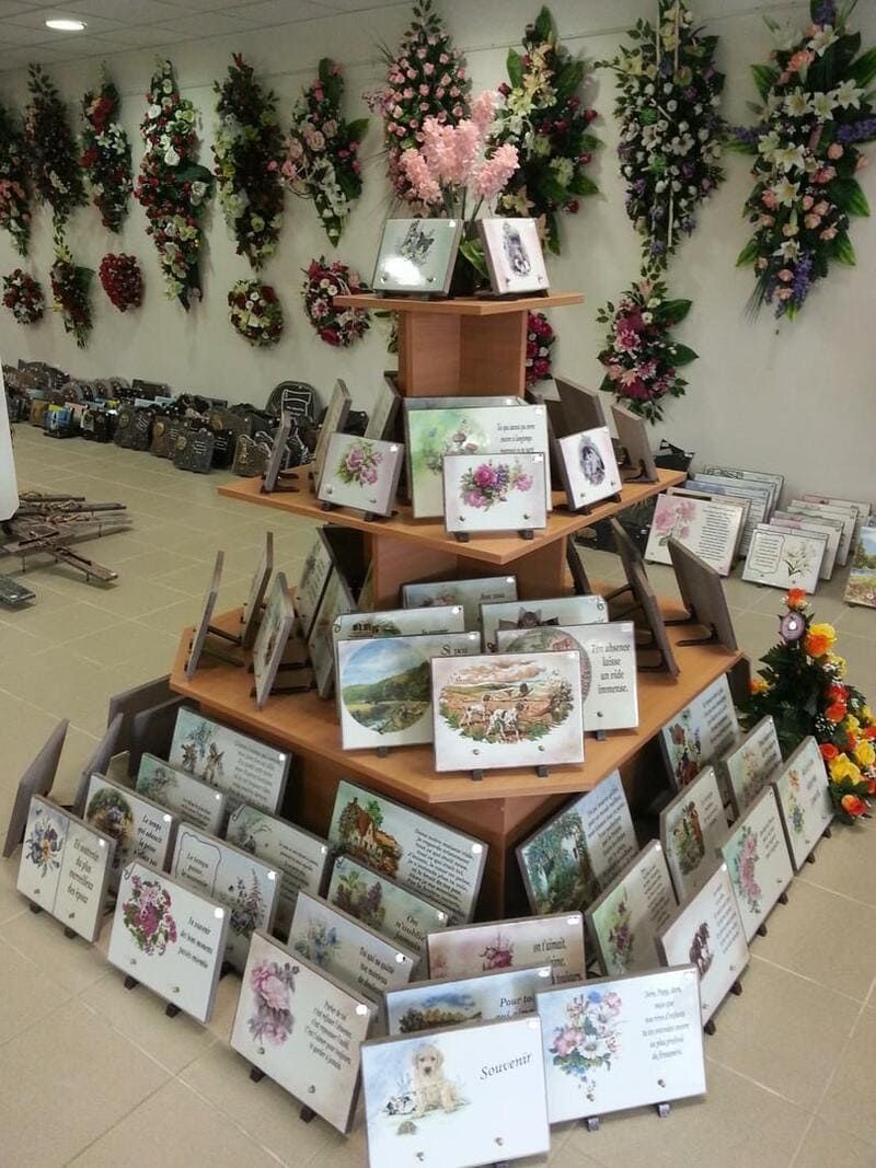plaques funéraires avec illustration et texte